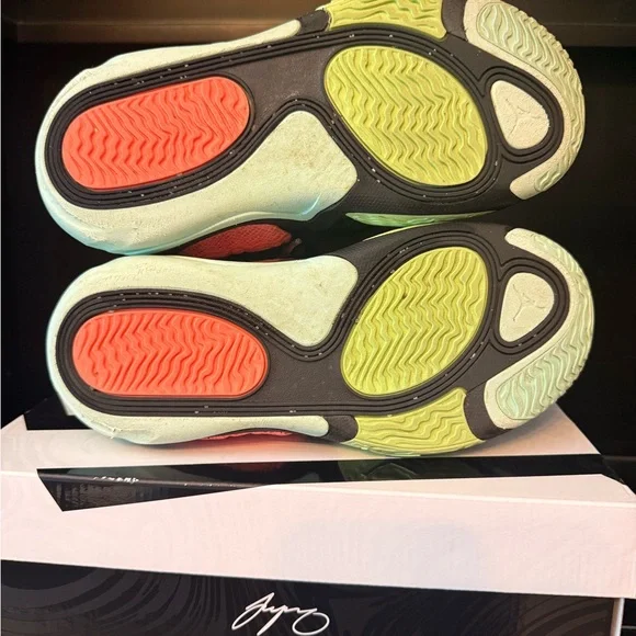 Barely worn, Jordan Tatum 2 Mint Foam/lava Glow Black, size 5.5Y - Picture 2 of 8